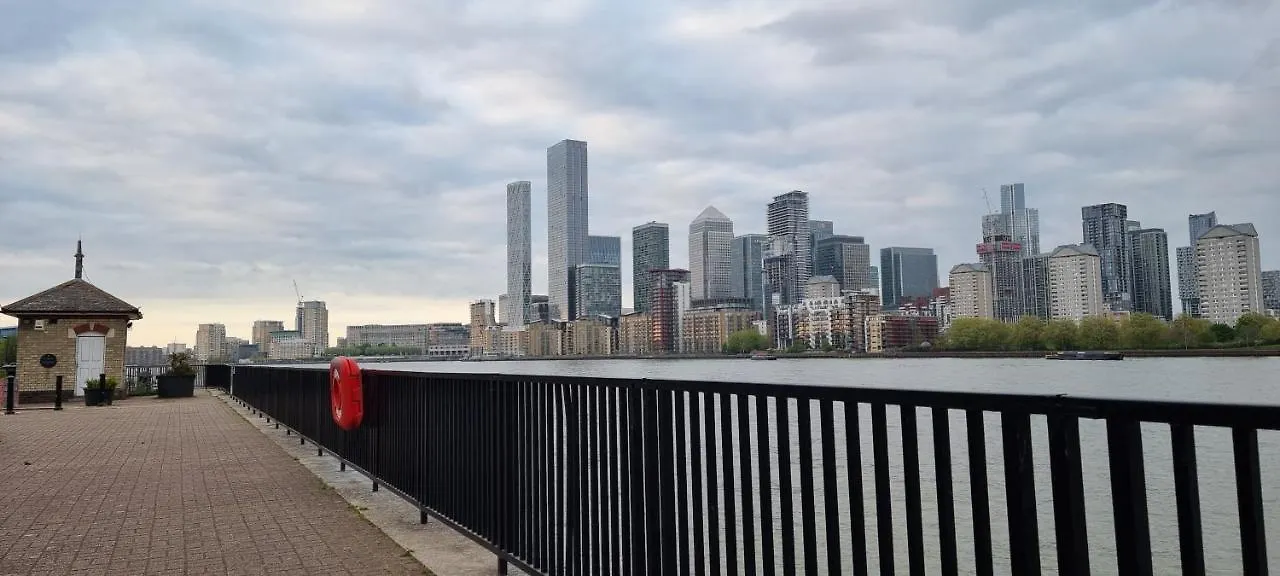 Stunning Massive Bedroom +Direct Thames River View London Homestay