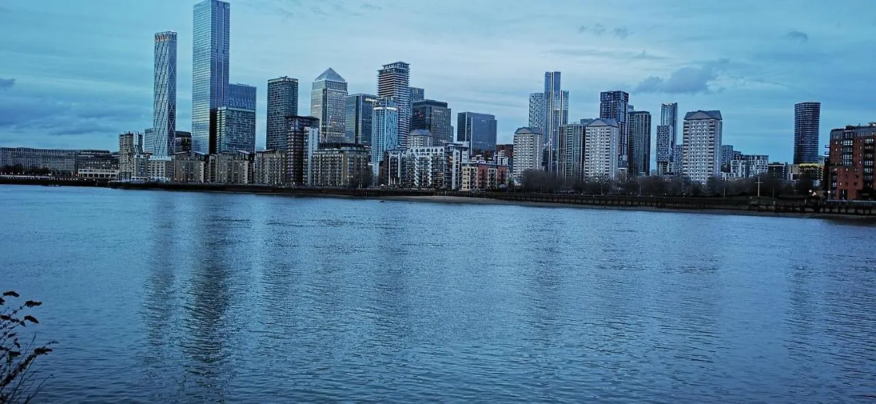 Stunning Massive Bedroom +Direct Thames River View London Homestay