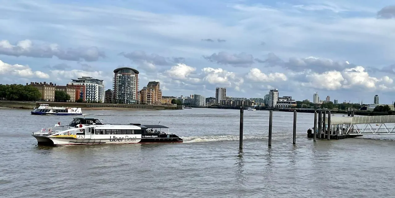 Stunning Massive Bedroom +Direct Thames River View London