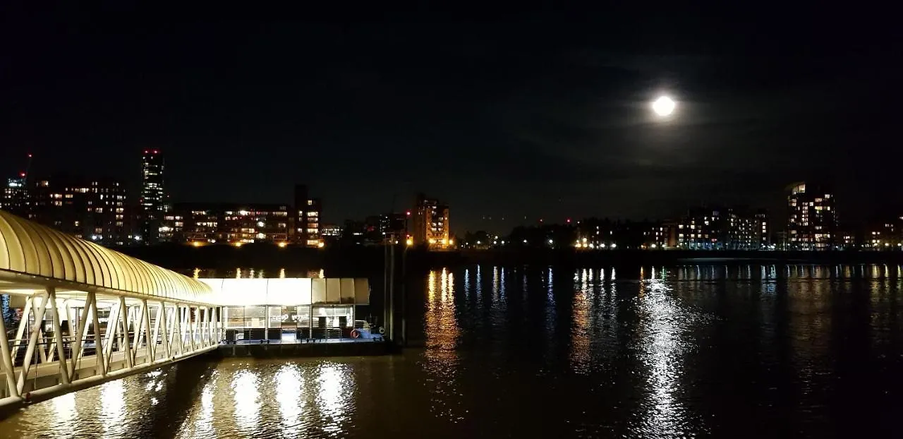 Stunning Massive Bedroom +Direct Thames River View London United Kingdom