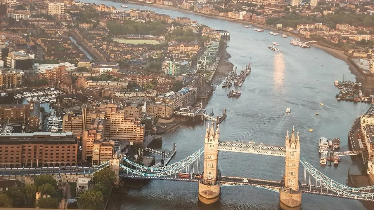 Stunning Massive Bedroom +Direct Thames River View London United Kingdom