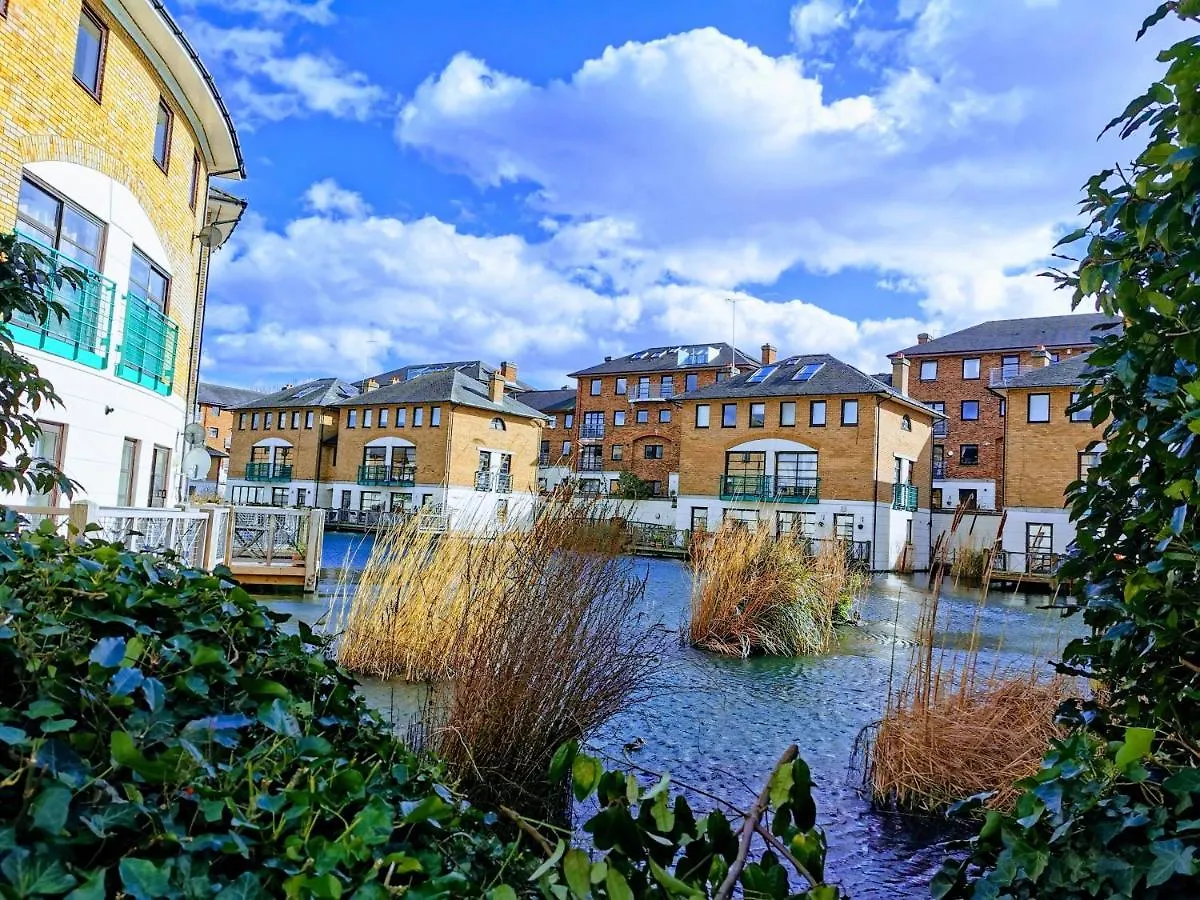 Stunning Massive Bedroom +Direct Thames River View London