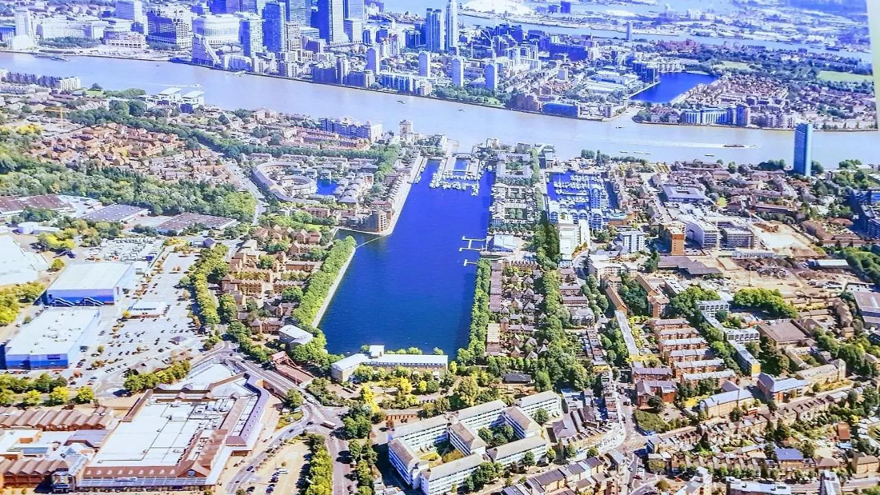 Stunning Massive Bedroom +Direct Thames River View London Homestay