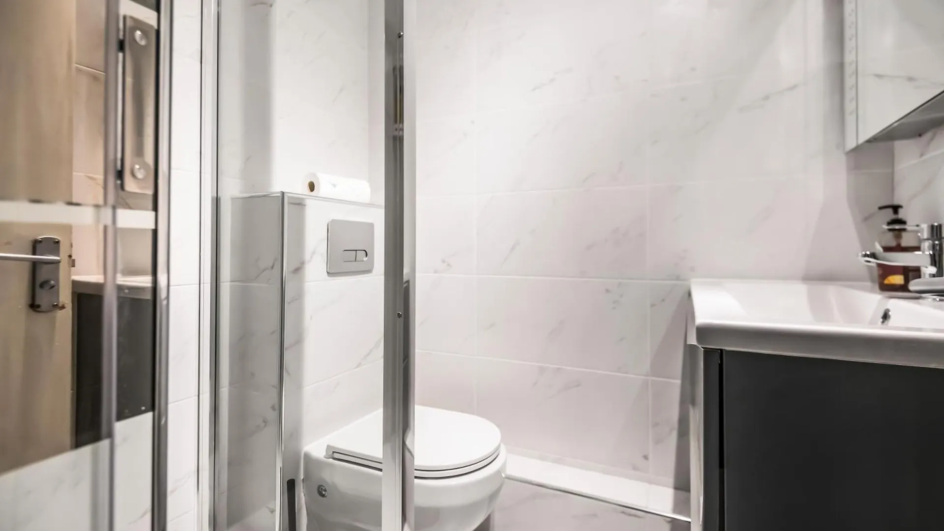 Stunning Massive Bedroom +Direct Thames River View London United Kingdom