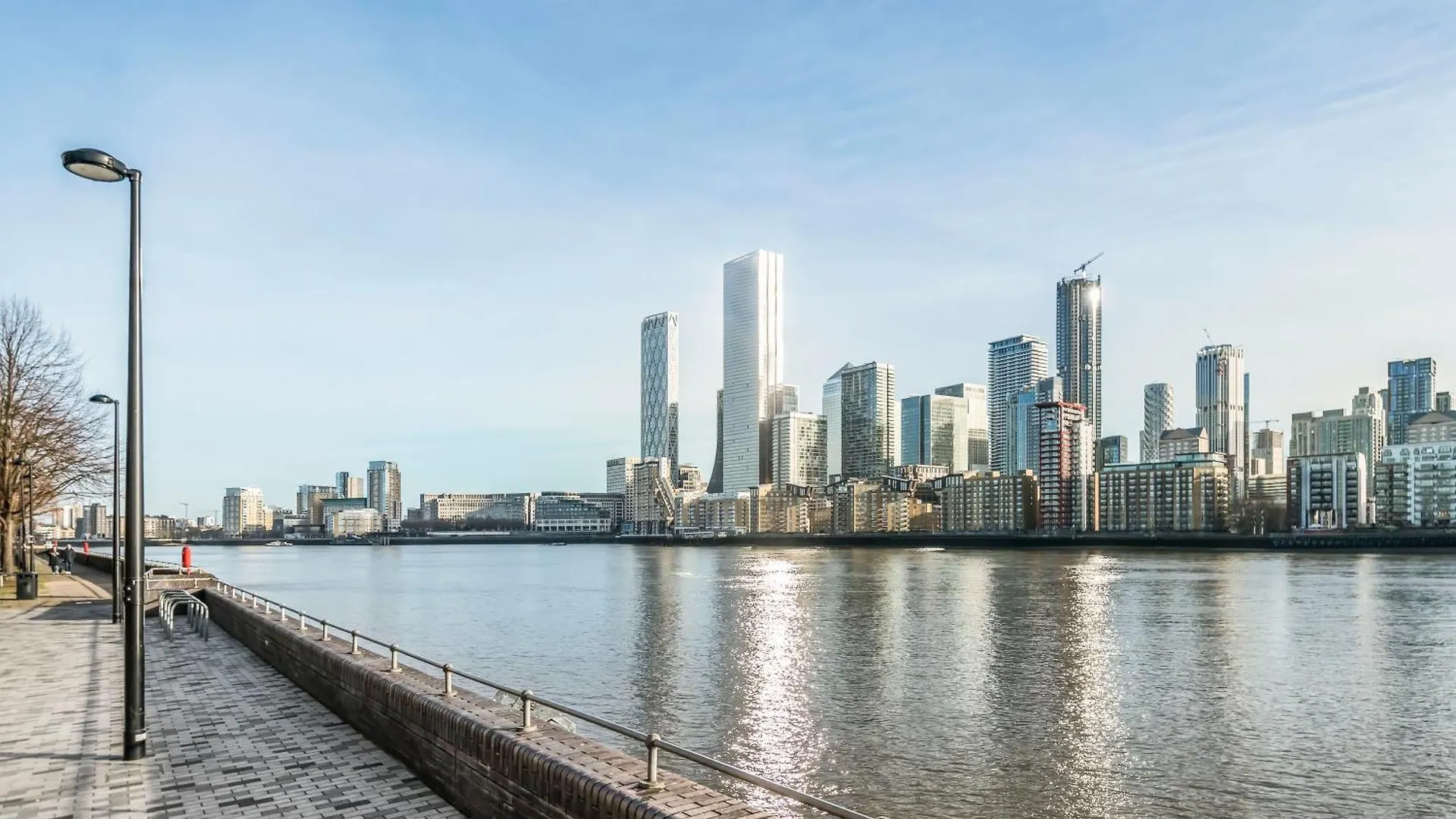 Stunning Massive Bedroom +Direct Thames River View location