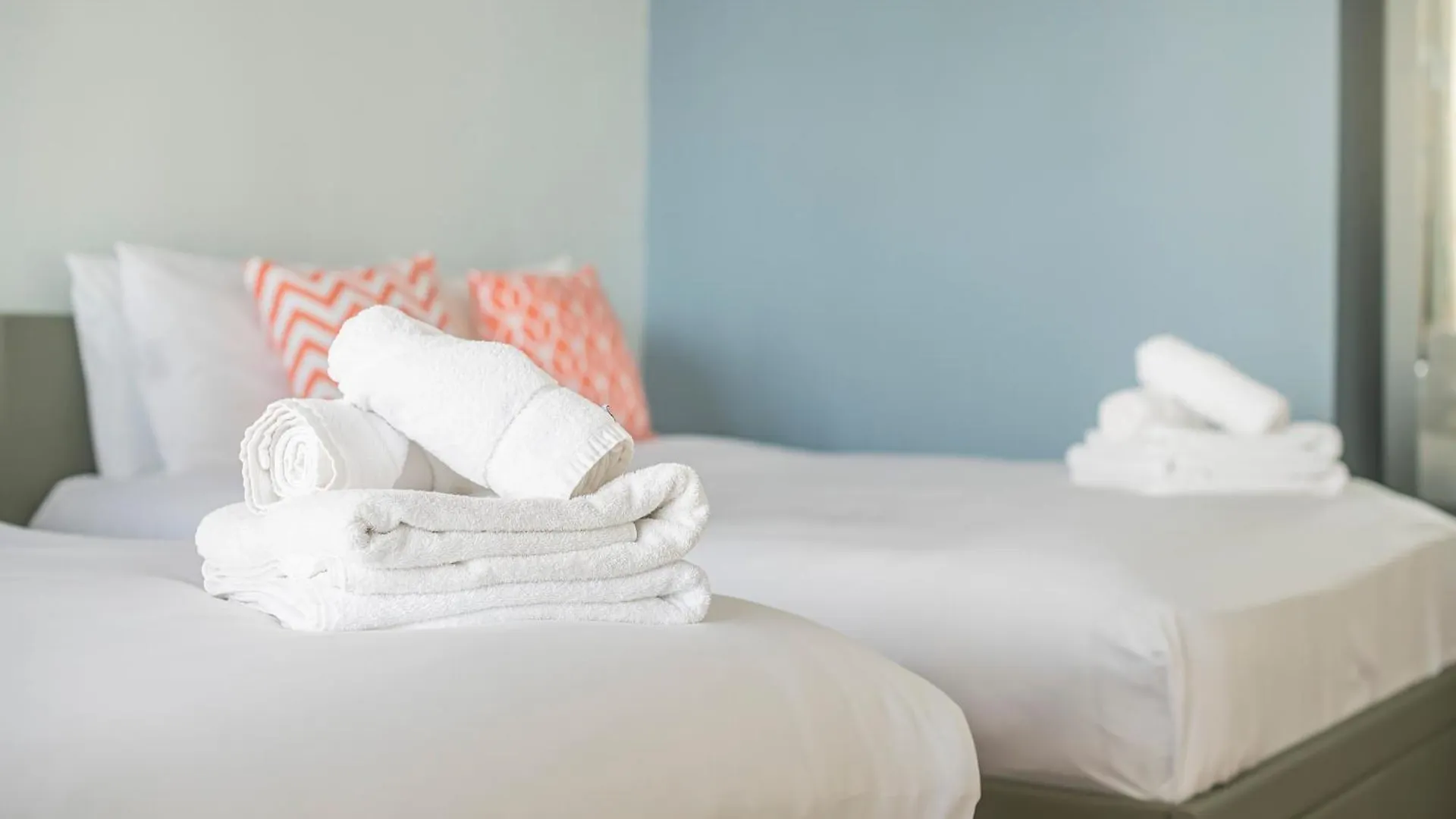 Stunning Massive Bedroom +Direct Thames River View London Homestay