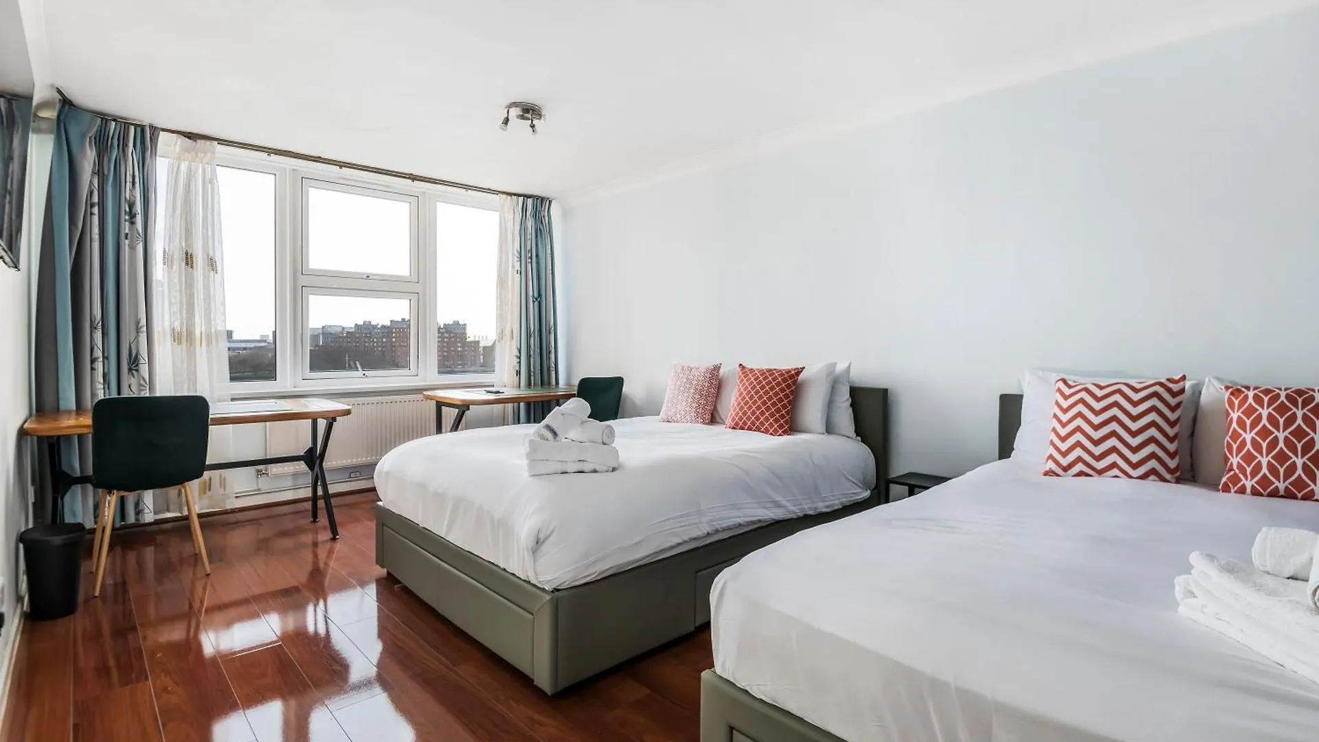 Stunning Massive Bedroom +Direct Thames River View London Homestay