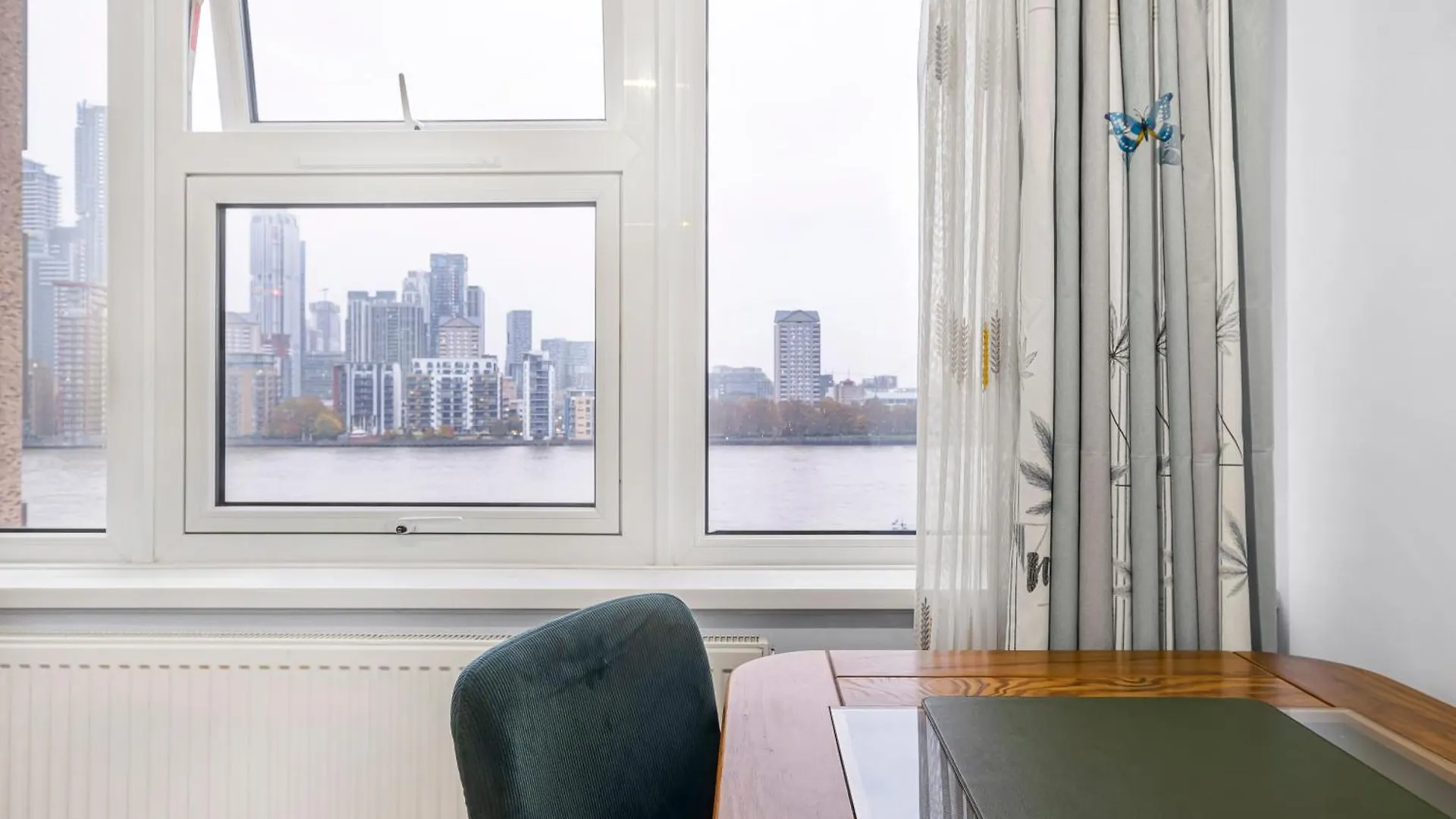 Stunning Massive Bedroom +Direct Thames River View London Homestay