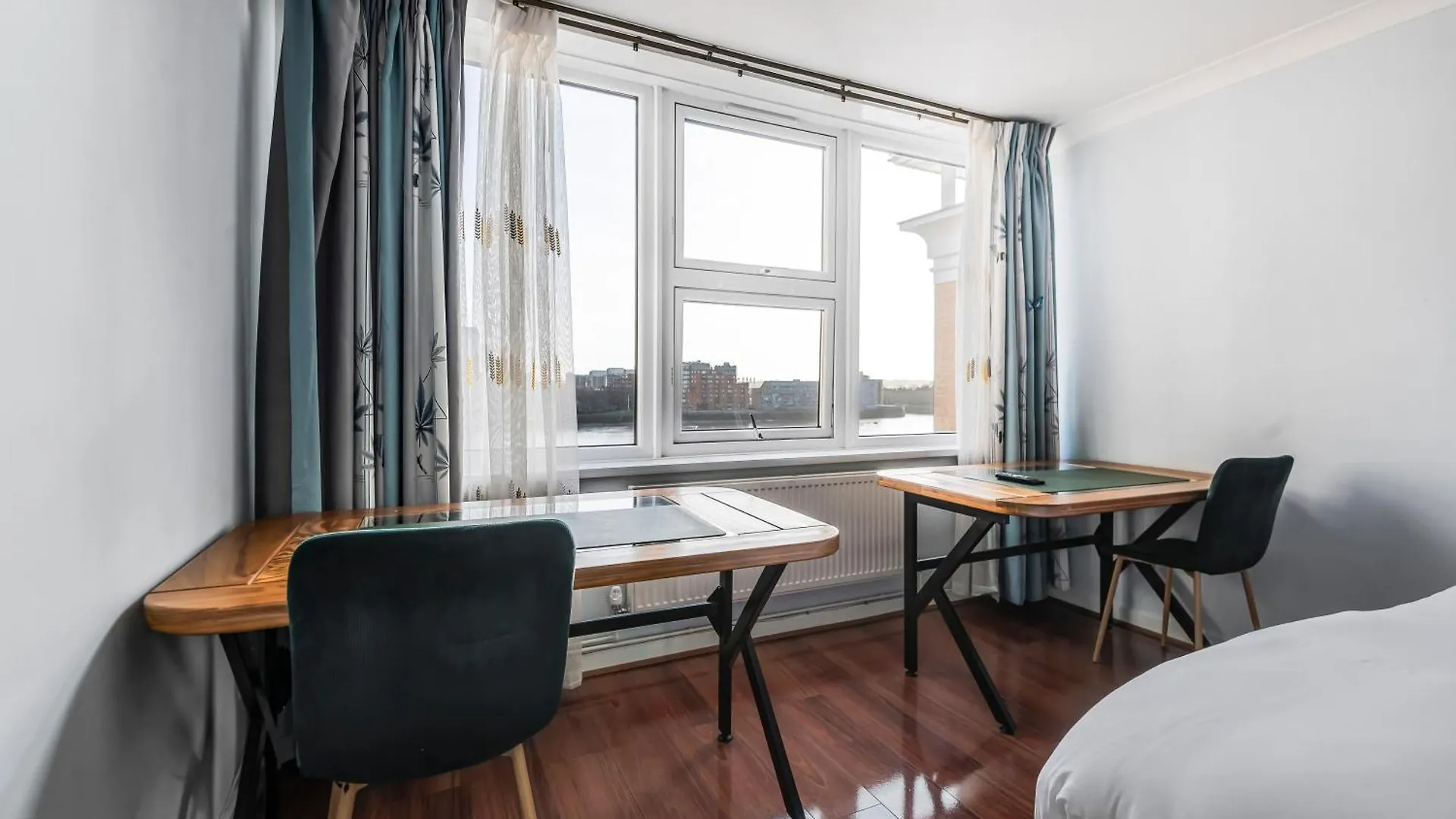 Stunning Massive Bedroom +Direct Thames River View London United Kingdom